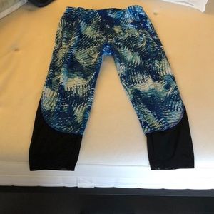 Medium cute workout pants with mesh on calves